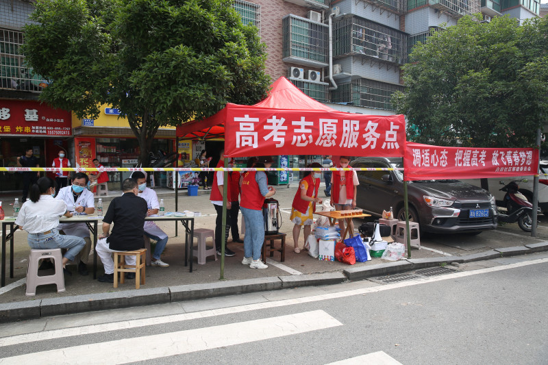 雨花区同升街道打造爱心助考清凉“益”站。 均为 全媒体记者 周游 通讯员 高兴 摄影报道