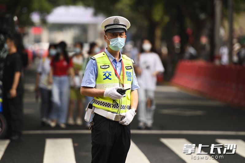 交警在维持道路通行。
