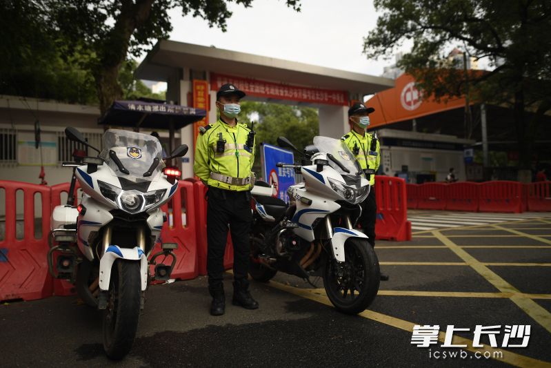 在长沙市一中考点，交警在考场外执勤。