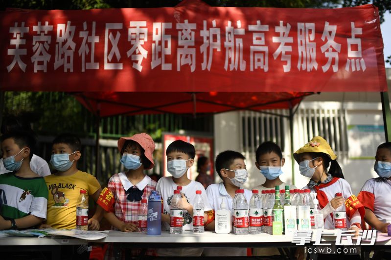 小小志愿者也在服务点为考生和家长提供力所能及的帮助。