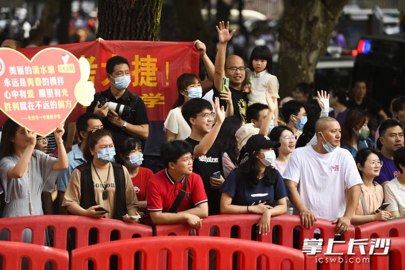 考生的亲友团们在为考生们加油。