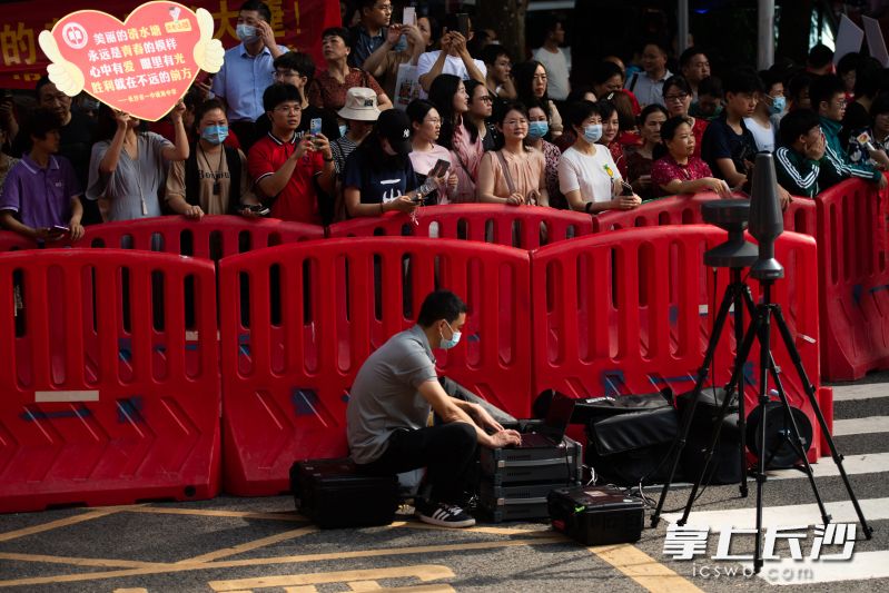 在长沙市一中考点，工作人员在进行无线电监测。