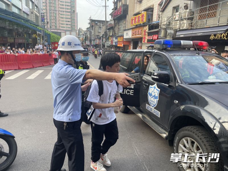 民警驾驶警车，送错过送考大巴的考生赶至考点。 长沙晚报通讯员 马武泽 供图
