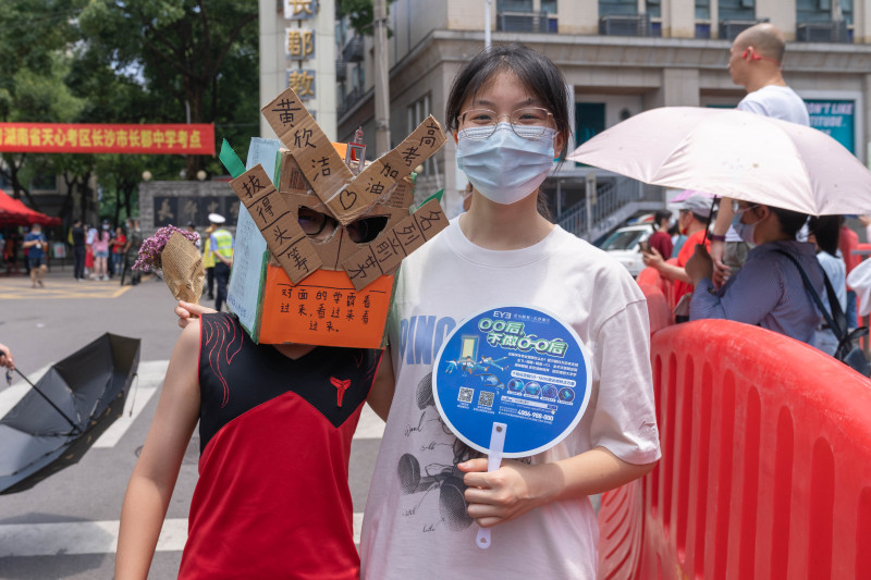 2022年高考语文科目结束后，姐弟俩在长沙长郡中学考点外合影。长沙晚报全媒体记者 周数邑 摄