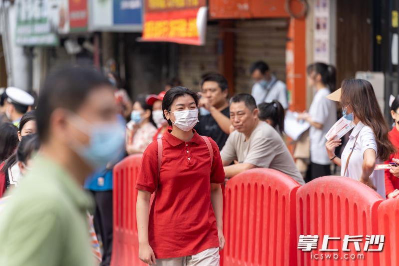 早上8点，学生们迈着自信的步伐进入考场。图片均为 长沙晚报全媒体记者 周数邑 摄