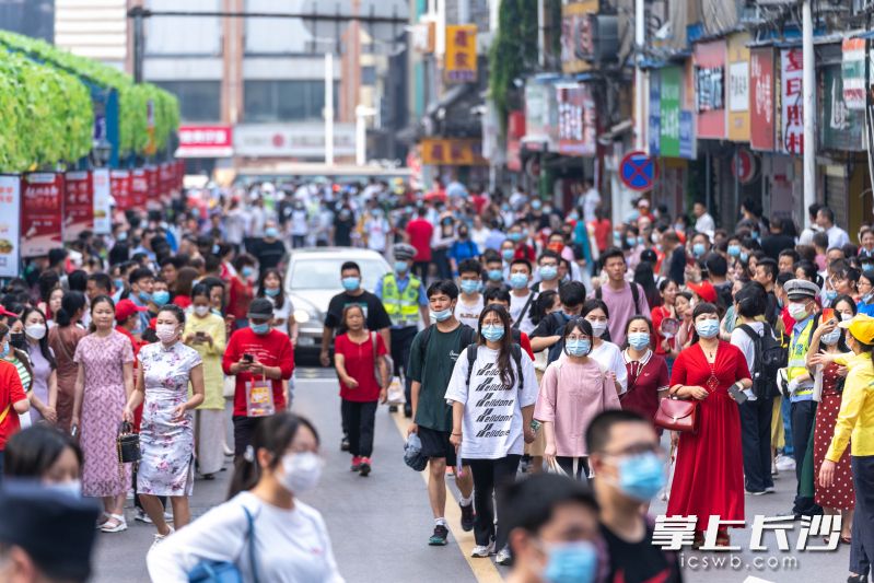 早上八点半，考生们陆陆续续进入考场。