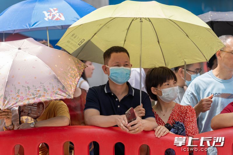 7日上午语文科目考试，家长们在等候区等待孩子们考试结束。