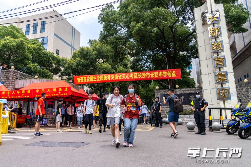 7号中午，2022年高考语文科目考试结束，同学们开心地走出考点。