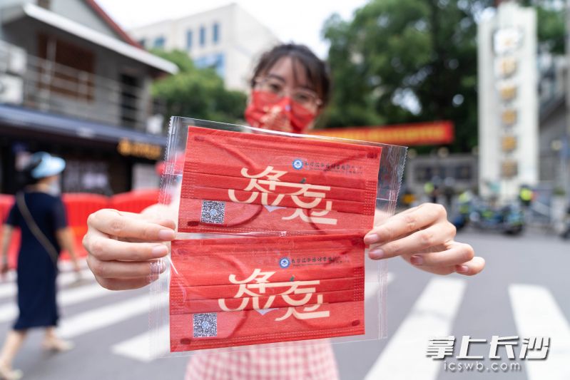 领队老师特意准备了“逢考必过”的口罩，祝福考生们考试顺利。
