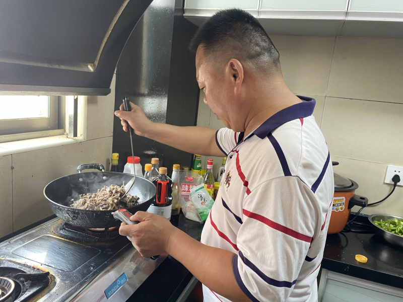 社区二楼厨房也免费开放。