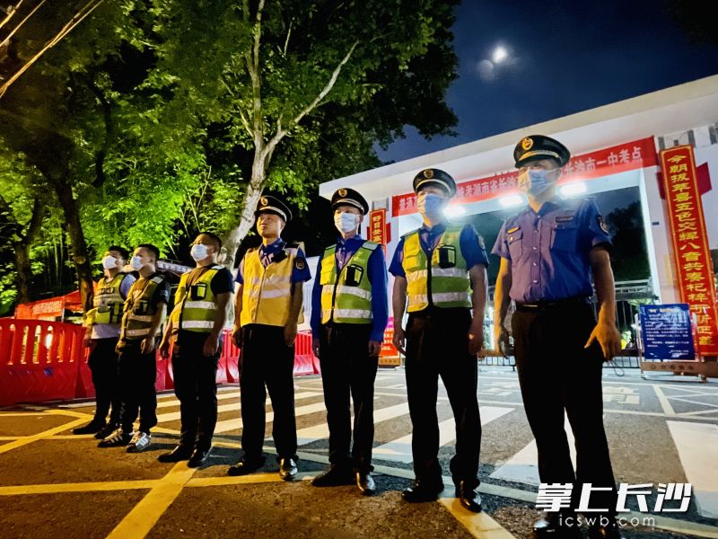 城管执法人员在考点门口集结准备巡查。