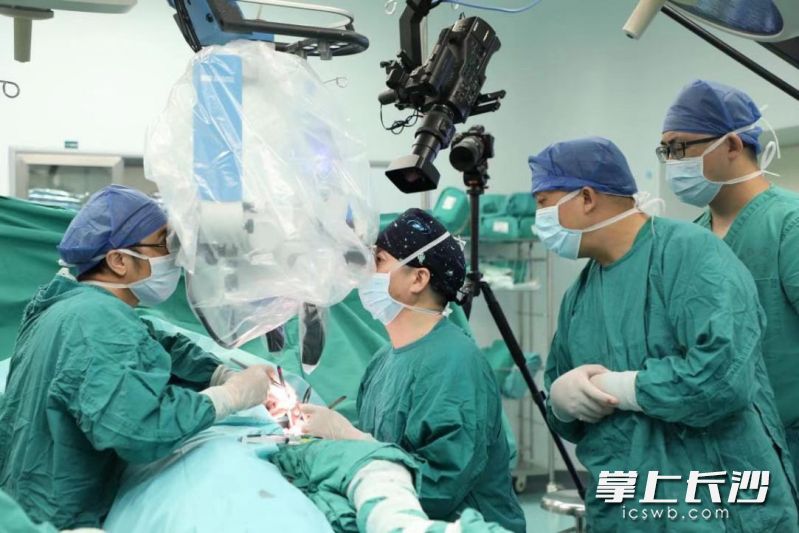 唐举玉教授（左二）带领团队开展手术。医院供图