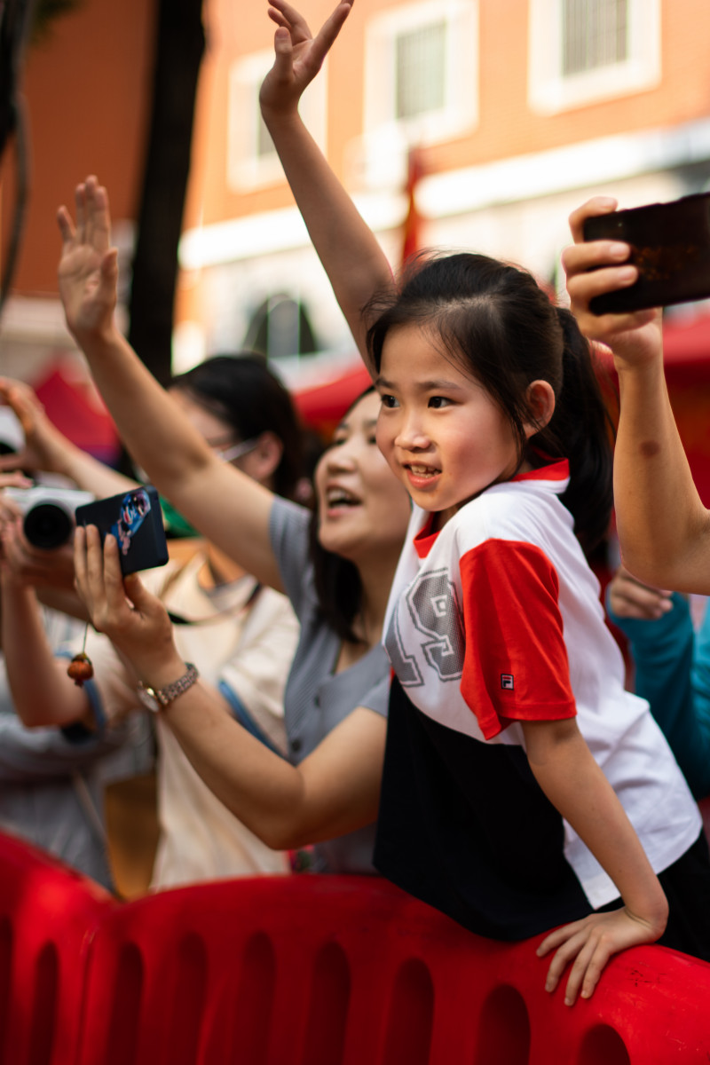 6月8日下午，在长沙市一中考点，一位小朋友在接姐姐下考。