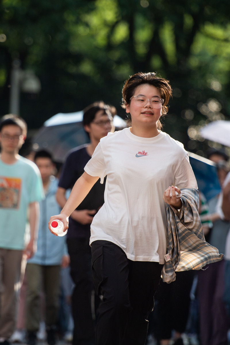 长沙市一中考点，一位考生高兴地跑出考场。