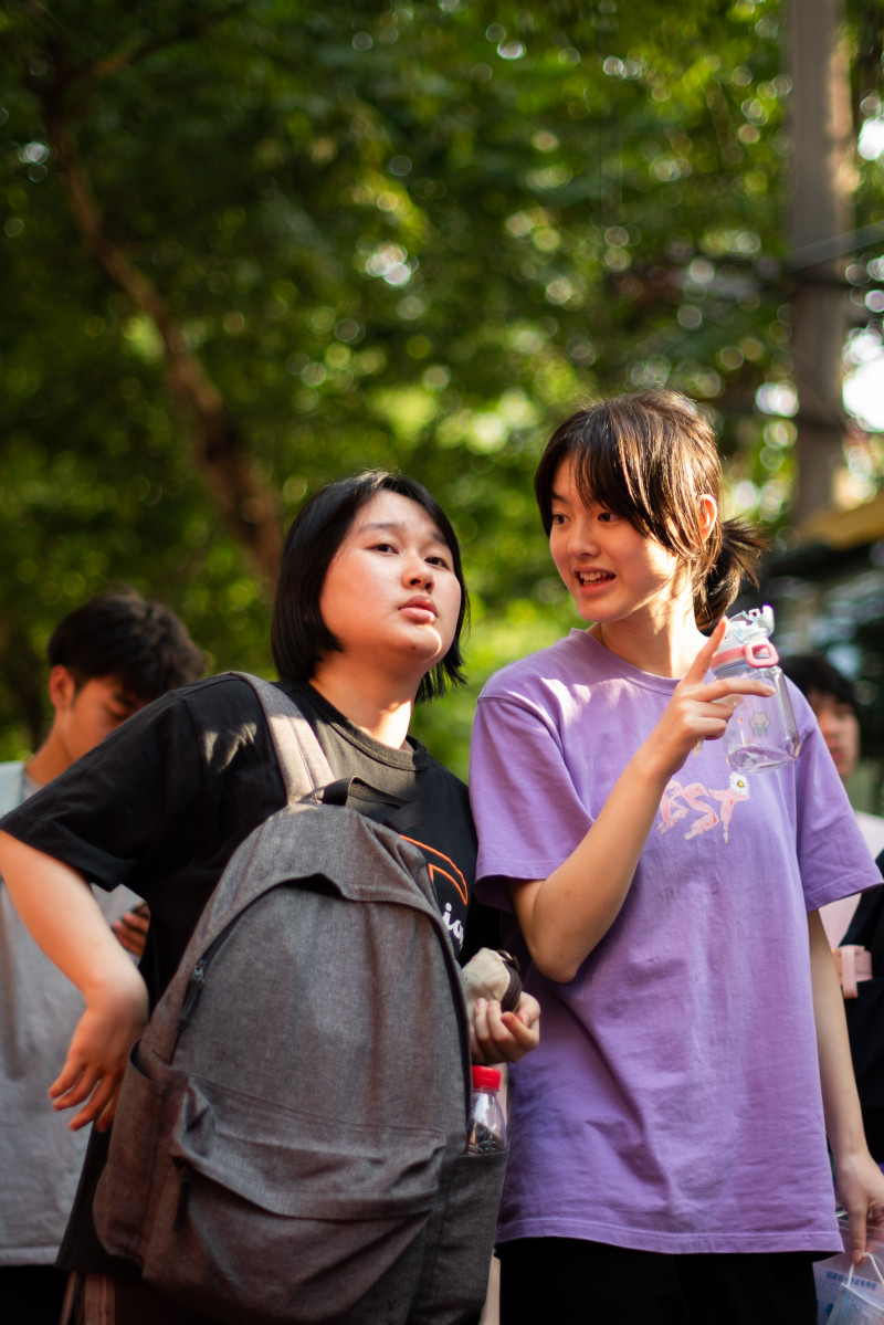 6月8日下午，在长沙市一中考点，两位考生在聊天。