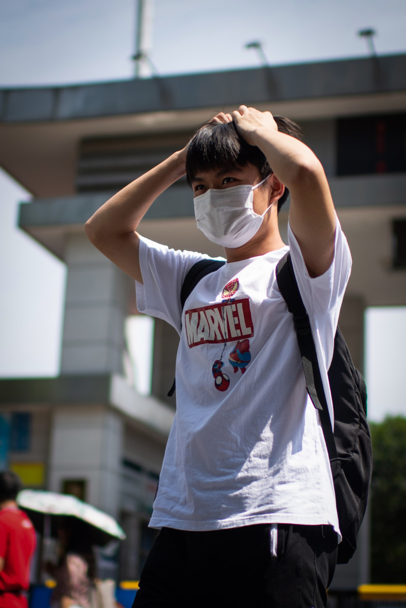 6月8日上午，在长沙市实验中学考点，一位考生用手挡着阳光走出考场。