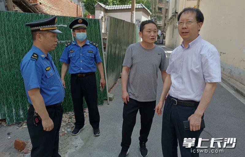天心区人大代表查看自建房整治情况。长沙晚报通讯员 裴晟 摄