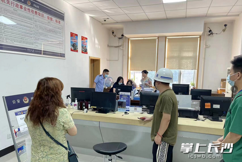 民警紧急为考生办理临时身份证明。通讯员 供图
