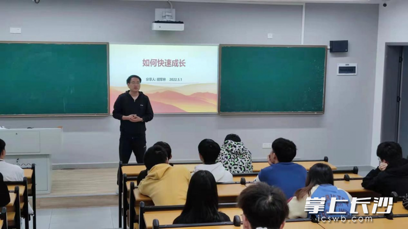 三一职院实施中层以上领导担任“班主任”制度。