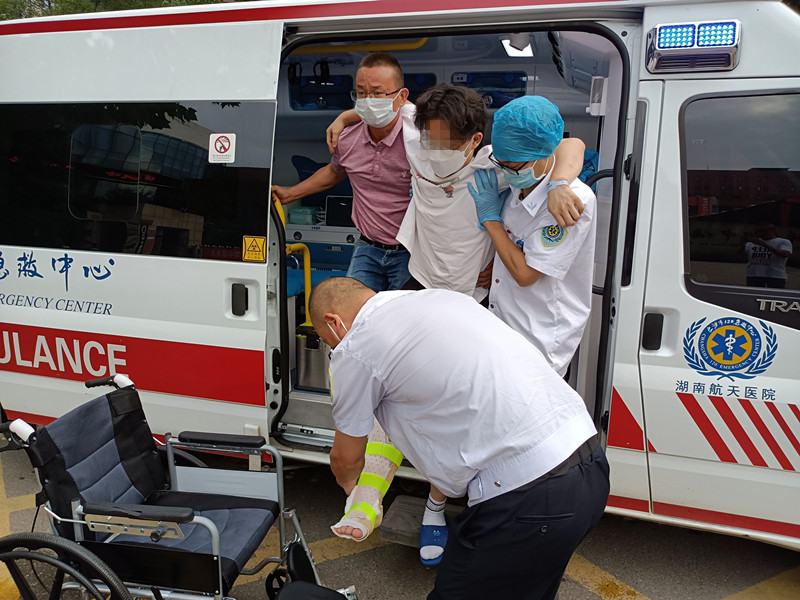 湖南航天医院院前急救站120医务人员派120专车护送受伤的高考考生进考场。均由医院供图