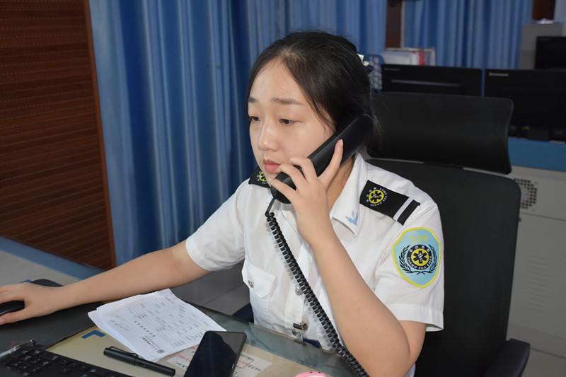 长沙市120急救中心调度员王晶在受理呼救。  受访者供图