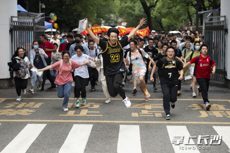 在长沙市一中考点，结束完上午考试科目的考生高兴的冲出考场。长沙晚报全媒体记者 黄启晴 摄