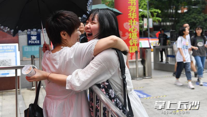 长郡梅溪湖中学考点，考试结束后，女儿和妈妈深情相拥。长沙晚报全媒体记者 邹麟 摄