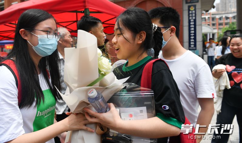 长郡梅溪湖中学考点，考试结束后，一位同学抱着鲜花前来接，激动不已。长沙晚报全媒体记者 邹麟 摄