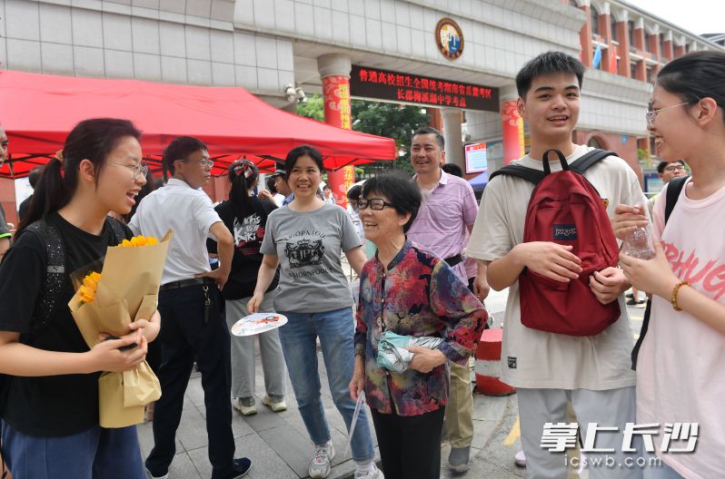长郡梅溪湖中学考点，考试结束后，家里的亲人一起来接考生。长沙晚报全媒体记者 邹麟 摄