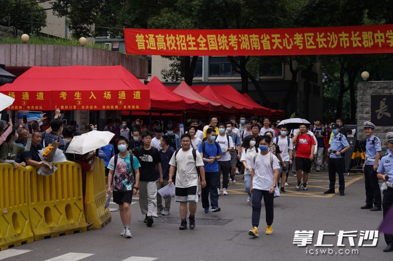 6月9日上午，在长沙市长郡中学考点，考试结束后，考生们自信走出考场。长沙晚报全媒体记者 周数邑 摄