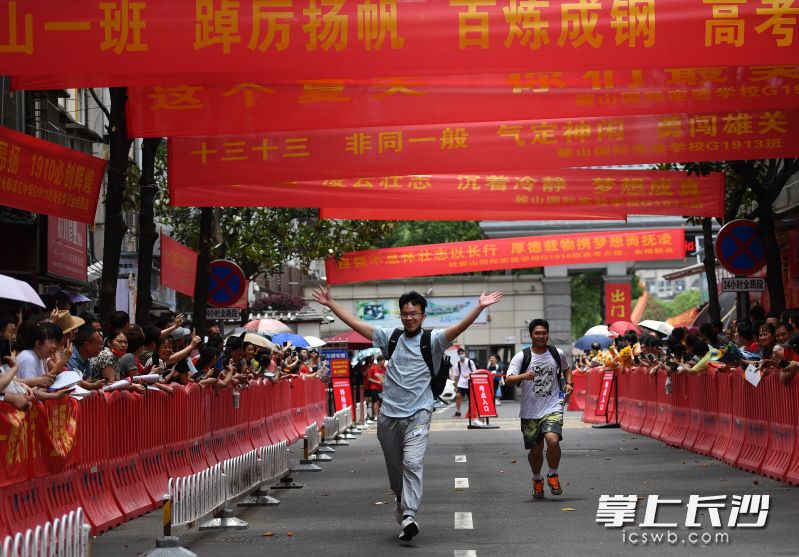 麓山国际实验学校考点考试结束后，考生飞奔出考场。长沙晚报全媒体记者郭雨滴 摄
