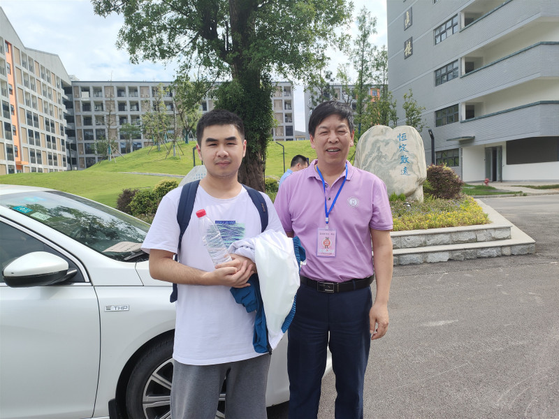 付碧才老师每天开自己的小车接送戴维多。均为长沙晚报全媒体记者 邹麟 陈良 摄