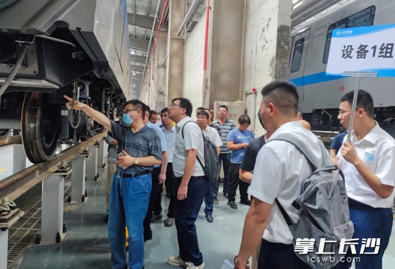 专家组一行对车辆安全防护测试、信号系统测试等16个项目进行了抽查测试检验。