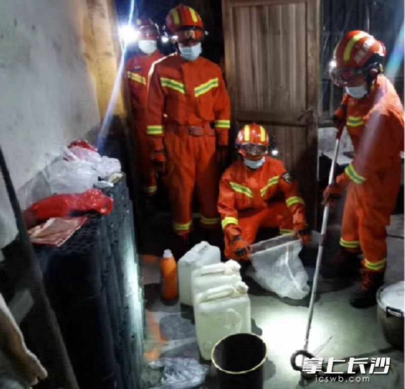 消防救援人员凌晨出动捕蛇。长沙晚报通讯员 熊方圆 供图