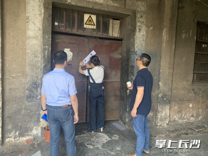 图为新开铺街道打非治违行动现场。 长沙晚报通讯员 金晓云 供图