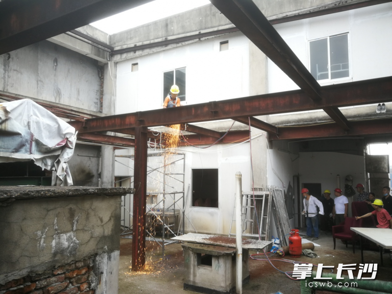 酒店正对顶楼这处300多平米的钢架结构违建进行拆除。长沙晚报通讯员甘昌艳 摄