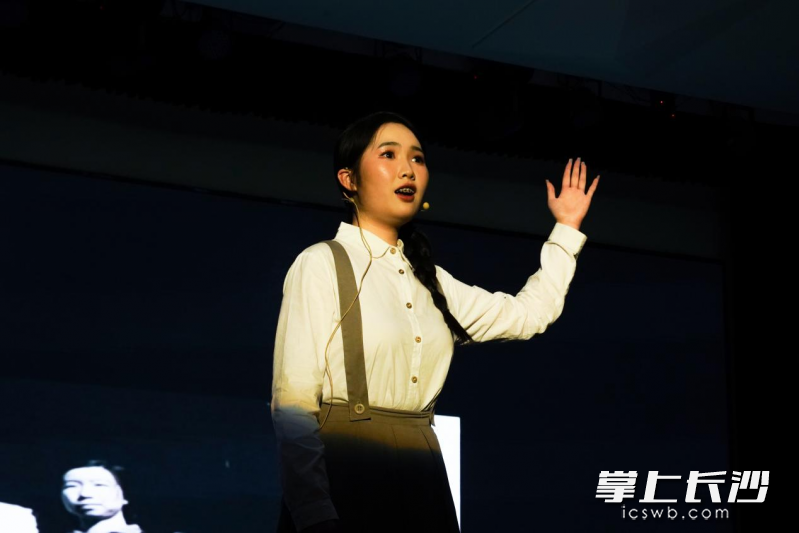 汇报演出以再现历史上有志青年的风貌为主线。