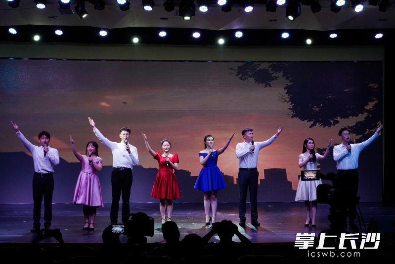 演出分为拂晓、行途、晨声等3个篇章，讲述建团百年历史中的励志青年故事。