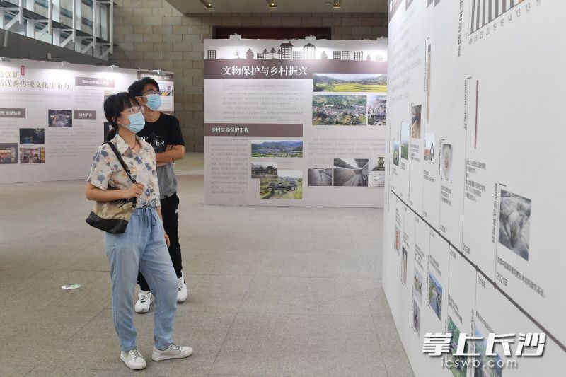 游客正在观看《湖南一万年·文物保护利用成果图片展》。长沙晚报全媒体记者 邹麟 摄