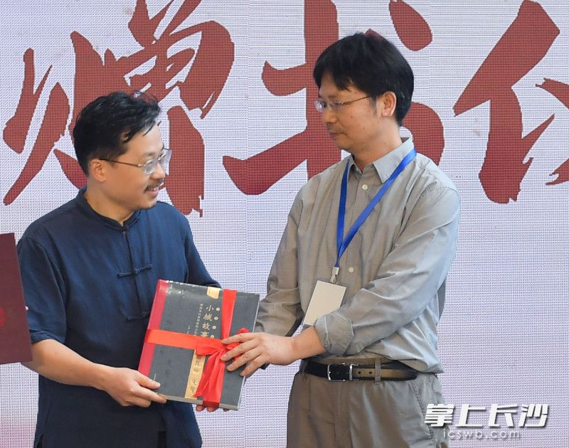 里耶考古发掘领队向岳麓书院赠书。长沙晚报全媒体记者 邹麟 摄