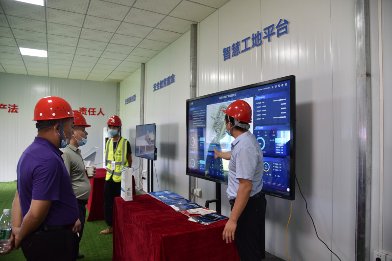 与会人员正在麓谷·山湖郡二期智慧建造管理中心观摩。