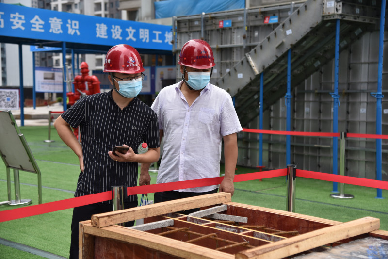 来自高新区各工地的从业人员正在麓谷·山湖郡二期项目观摩。