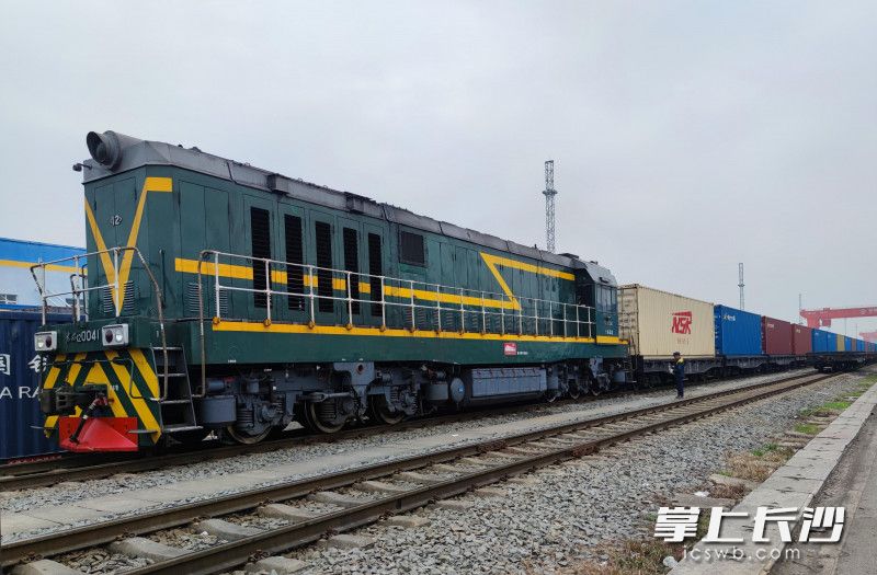 中欧班列(长沙)今年1-5月累计发运437列,同比增长55%。通讯员 周鑫 摄 中欧班列(长沙)今年1-5月累计发运437列,同比增长55%。通讯员 周鑫 摄