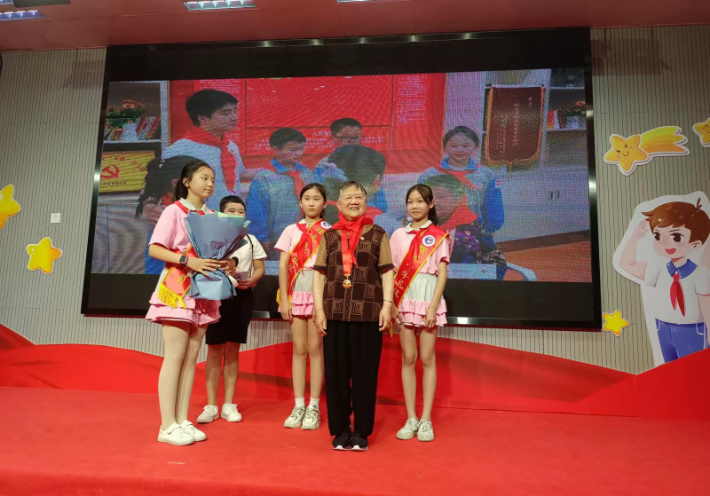 曙光小学退休教师徐佩芳勉励同学们争做新时代好学生。