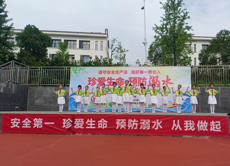 同学们在表演“防溺水手势舞”。均为长沙晚报全媒体记者 陈良 摄