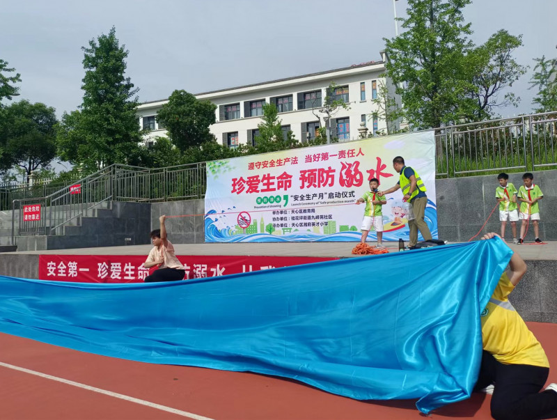 教官指导同学们怎样正确抛物救溺水者。