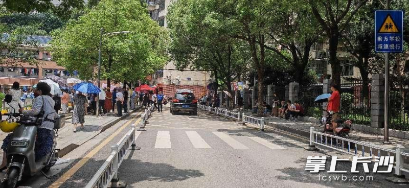 湖南师大附小附近的长塘山路实现了人车分流，原本拥堵不堪的道路变得通行顺畅。均为学校供图