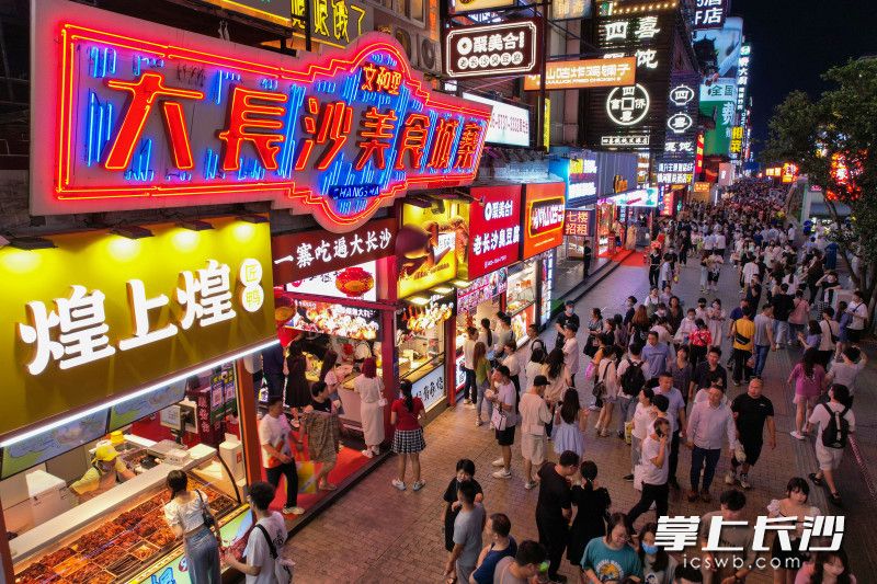 被赵立坚推荐后，大长沙美食城寨更“火”了，前来“打卡”的游客摩肩接踵，络绎不绝。长沙晚报全媒体记者 郭雨滴 摄