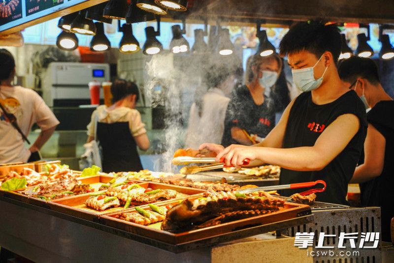 大长沙美食城寨内，各类美食让人垂涎欲滴。长沙晚报全媒体记者 刘晓敏 摄