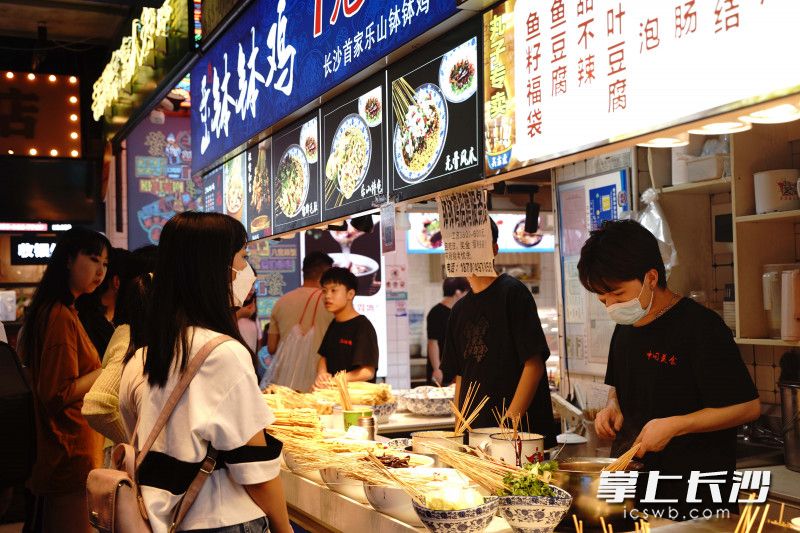 大长沙美食城寨内，各类美食让人垂涎欲滴。长沙晚报全媒体记者 刘晓敏 摄
